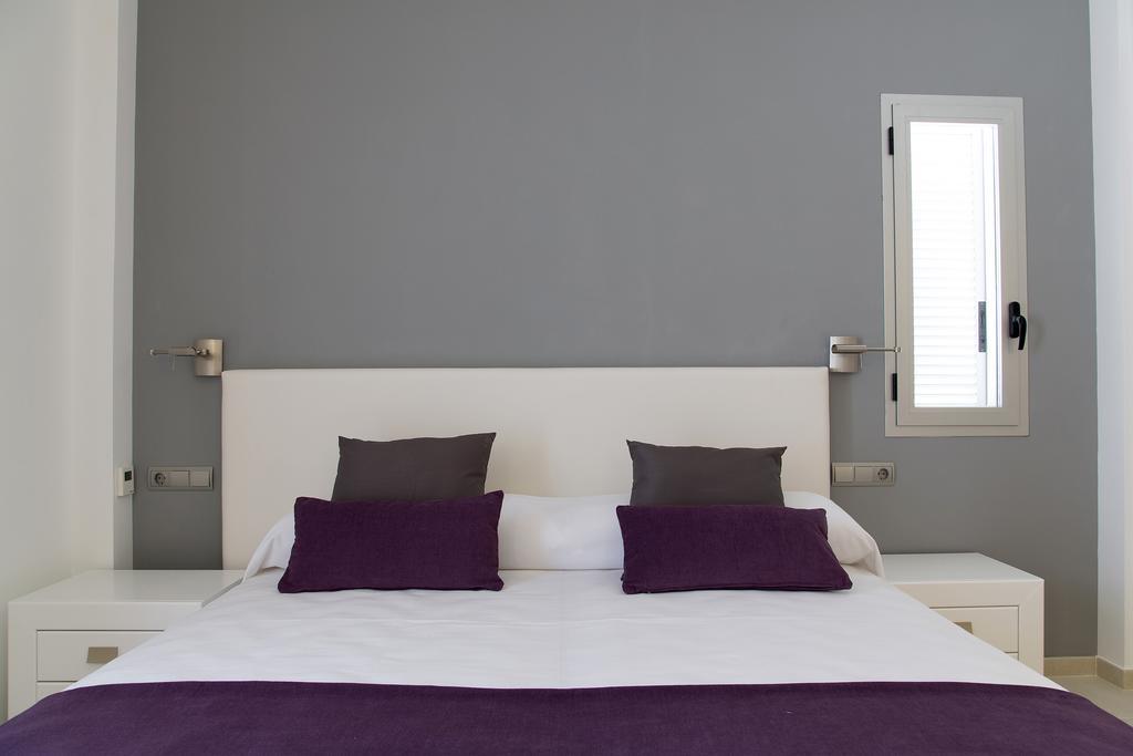 Apartamentos Proa - Emar Hotels Only Adults Es Pujols Oda fotoğraf
