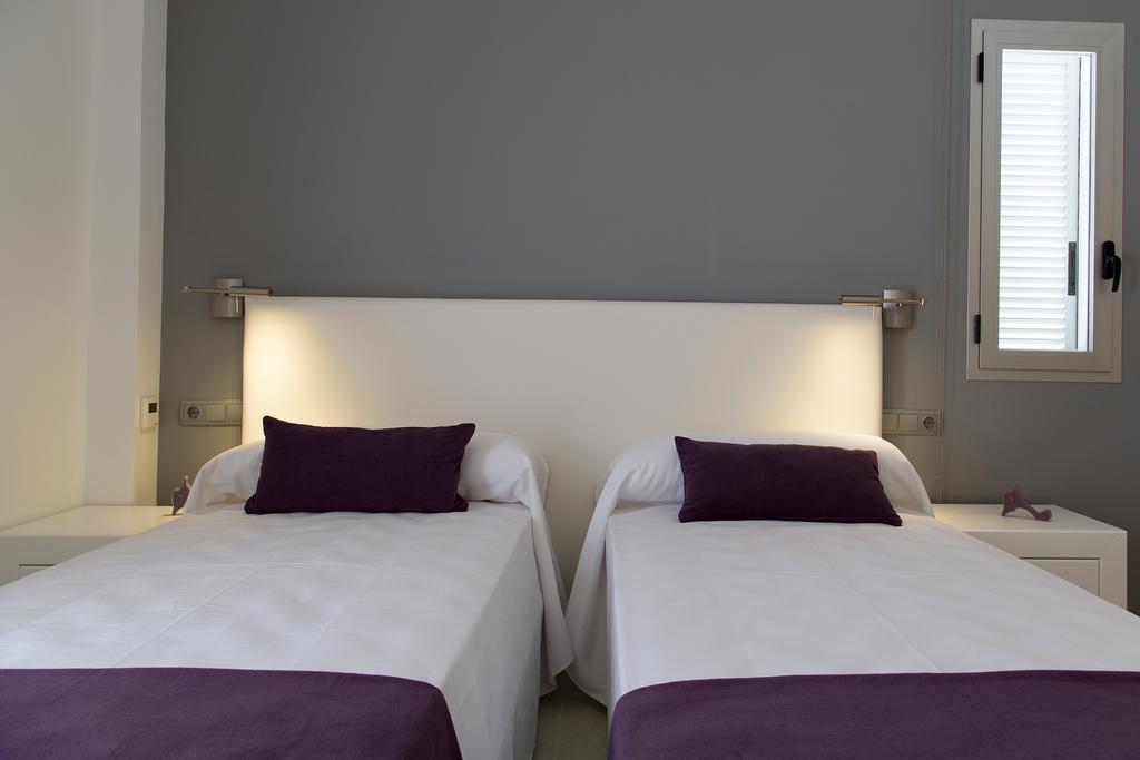 Apartamentos Proa - Emar Hotels Only Adults Es Pujols Oda fotoğraf