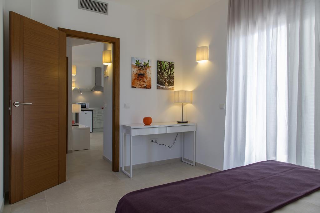 Apartamentos Proa - Emar Hotels Only Adults Es Pujols Oda fotoğraf