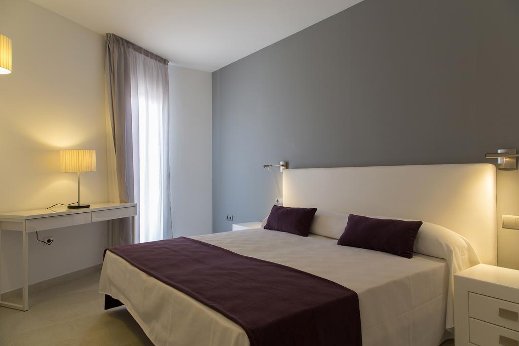 Apartamentos Proa - Emar Hotels Only Adults Es Pujols Oda fotoğraf