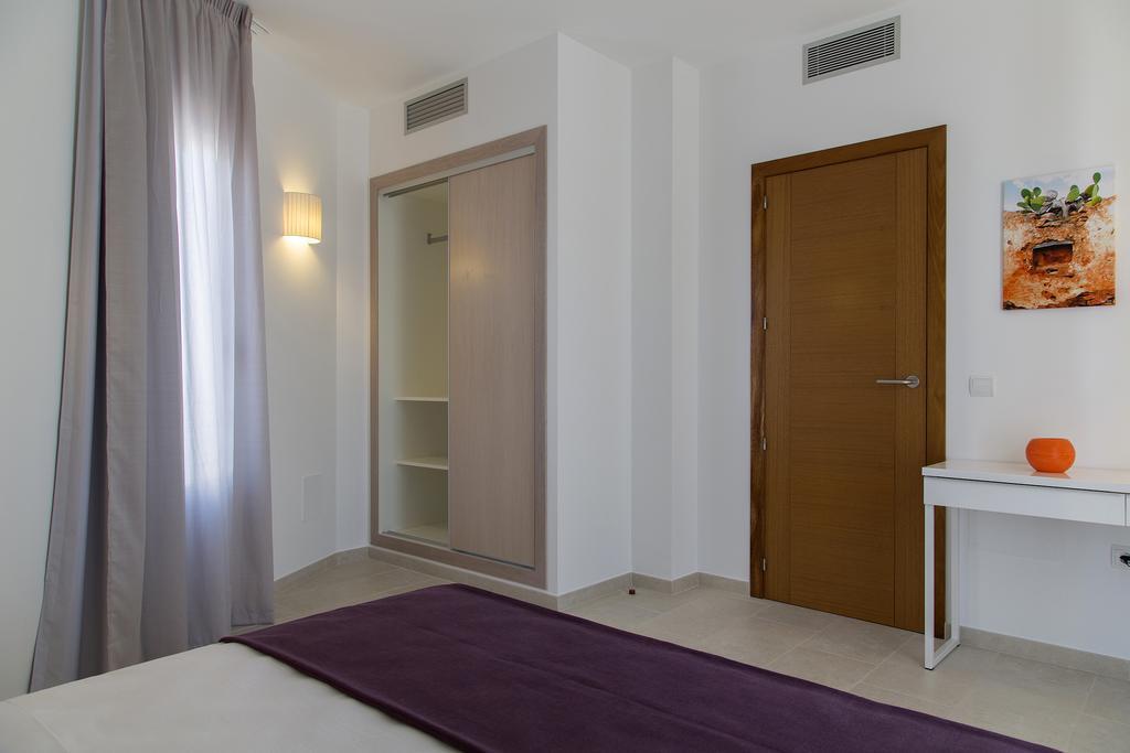 Apartamentos Proa - Emar Hotels Only Adults Es Pujols Oda fotoğraf