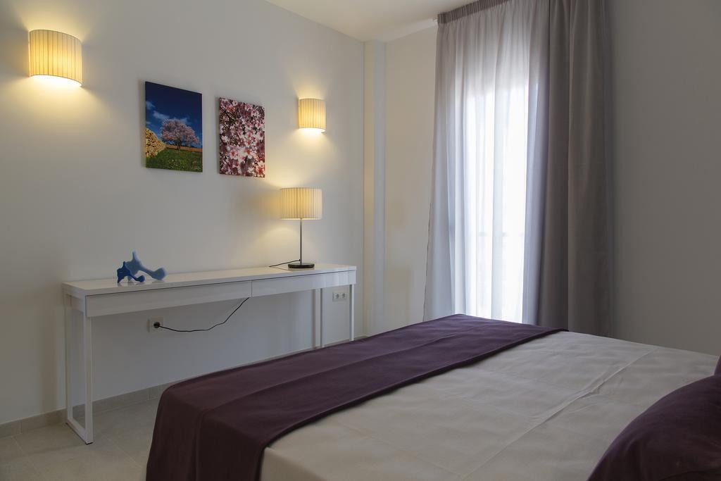 Apartamentos Proa - Emar Hotels Only Adults Es Pujols Oda fotoğraf