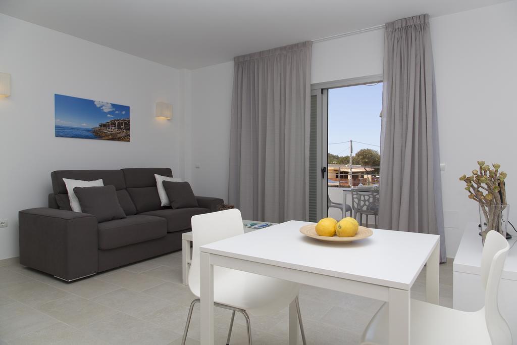 Apartamentos Proa - Emar Hotels Only Adults Es Pujols Oda fotoğraf